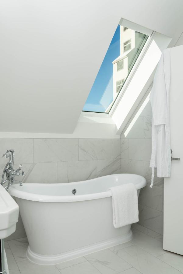 The Observatory Hotel Christchurch Exterior foto A fixed skylight in a bathroom